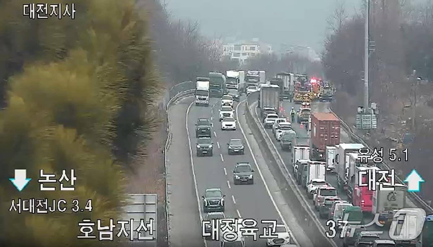 본문 이미지 - 10일 오전 9시23분께 대전 유성구 용계동 호남고속도로 대전방향 서대전분기점부근에서 주행 중인 화물차에 불이 났다.(한국도로공사 CCTV 화면 캡쳐) /뉴스1