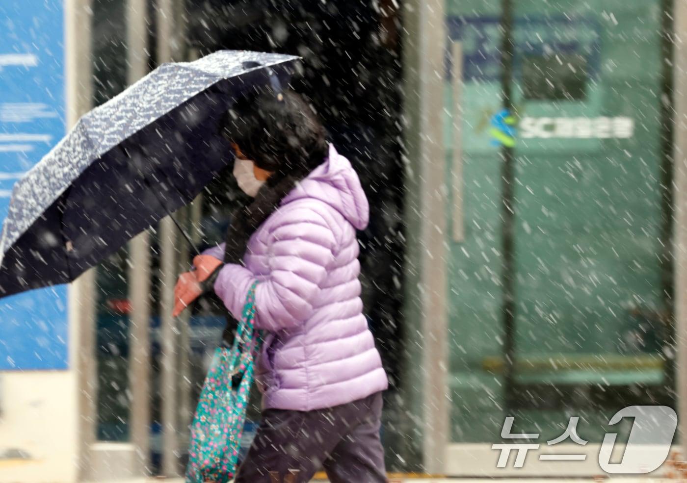 본문 이미지 - 광주 상무지구에 눈이 내려 출근길 시민들이 조심스럽게 걷고 있다. 2026.2.10 ⓒ 뉴스1 김태성 기자