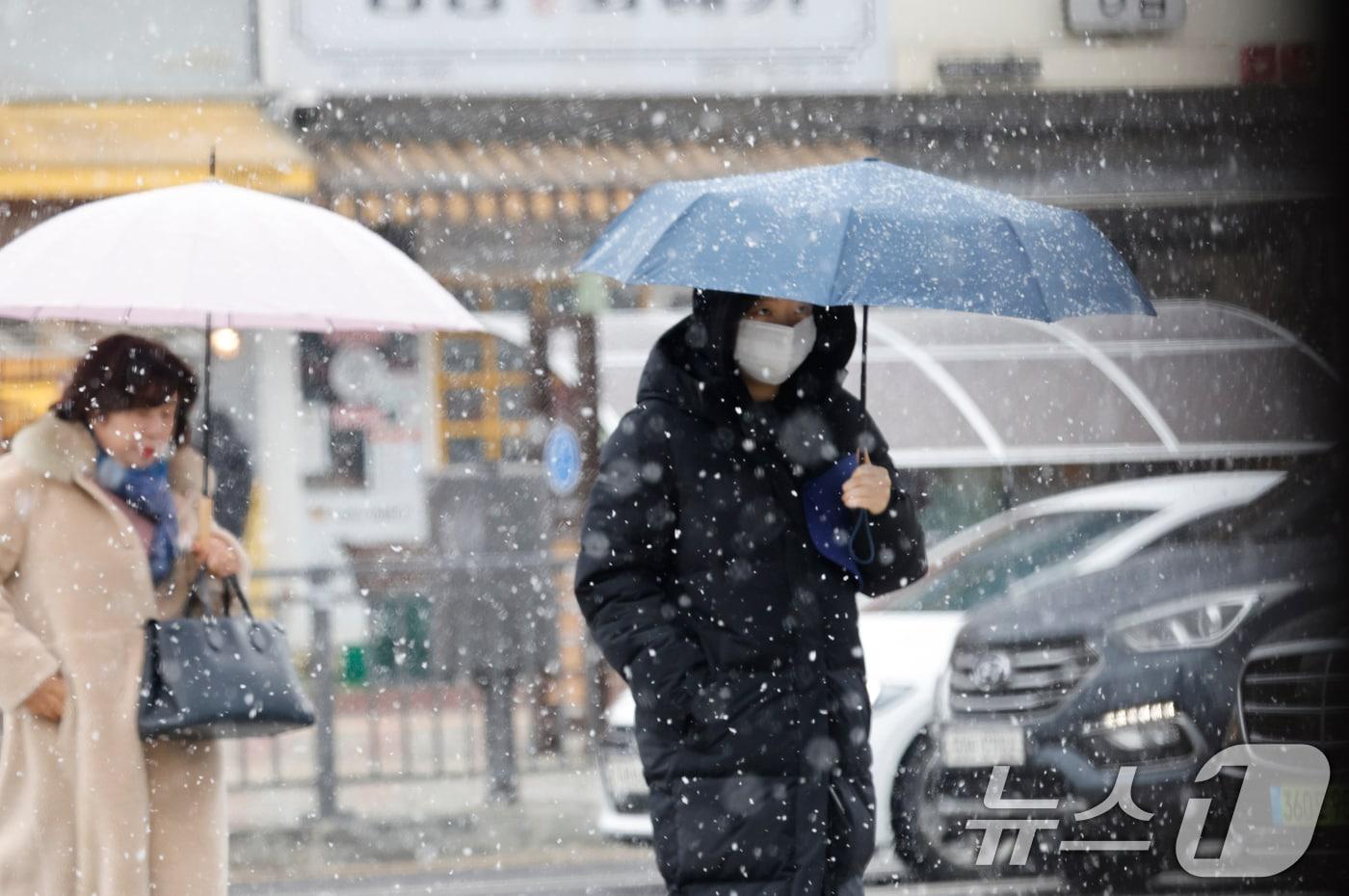 본문 이미지 - 10일 오전 광주 상무지구에 눈이 내려 출근길 시민들이 조심스럽게 걷고 있다. 2026.2.10 ⓒ 뉴스1 김태성 기자