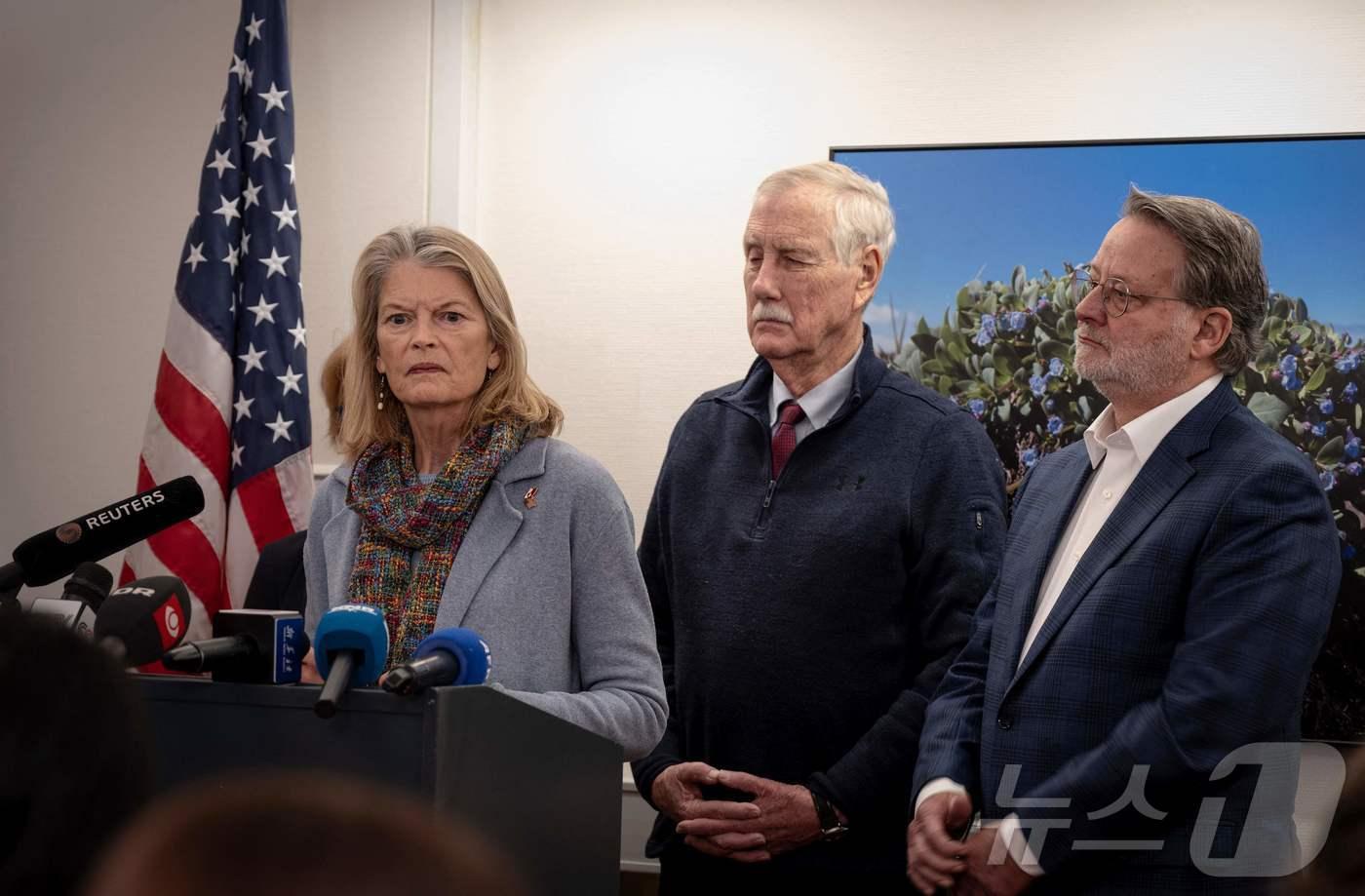 본문 이미지 - 9일(현지시간) 그린란드를 방문한 미국 상원의원 대표단이 기자회견을 하고 있다. 2026.2.9. ⓒ 뉴스1 ⓒ AFP=뉴스1