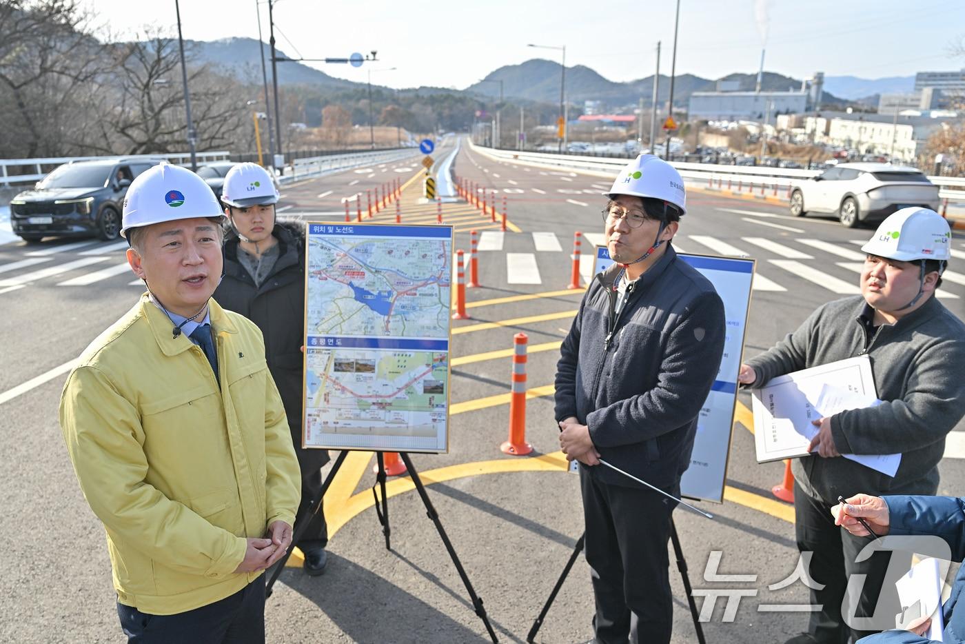 본문 이미지 - 김이강 광주 서구청장이 지난 9일 광주 서구 매월동 전평제와 남구 효천지구를 잇는 '매월~효천 도로'의 개통을 앞두고 염수분사장치 시설과 부속물 등을 살펴보며 현장점검을 실시하고 있다. (광주 서구 제공. 재판매 및 DB 금지) 2026.2.10 ⓒ 뉴스1 