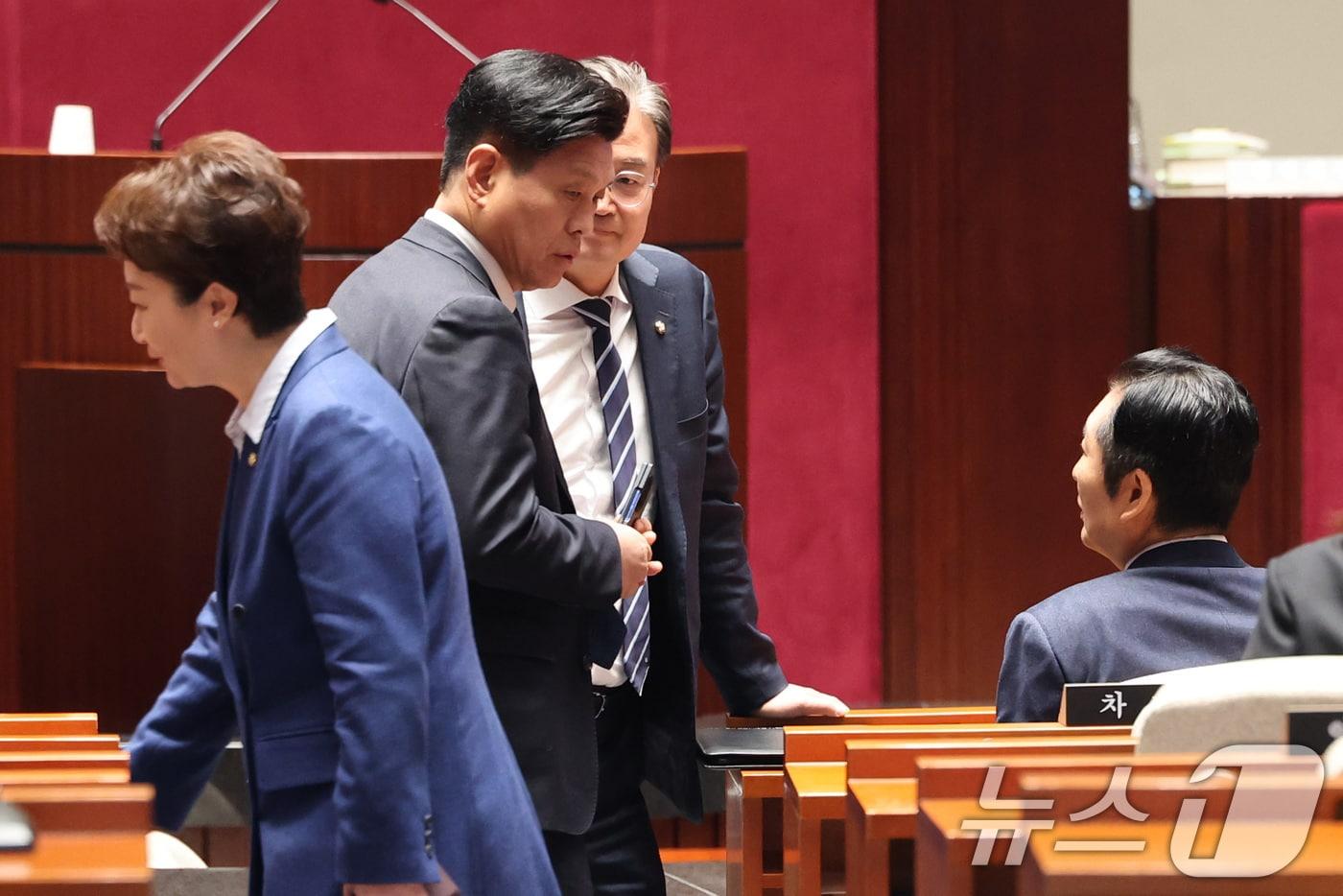 본문 이미지 - 정청래 더불어민주당 대표가 10일 서울 여의도 국회에서 열린 비공개 의원총회에서 의원들과 대화하고 있다. 2026.2.10 ⓒ 뉴스1 신웅수 기자