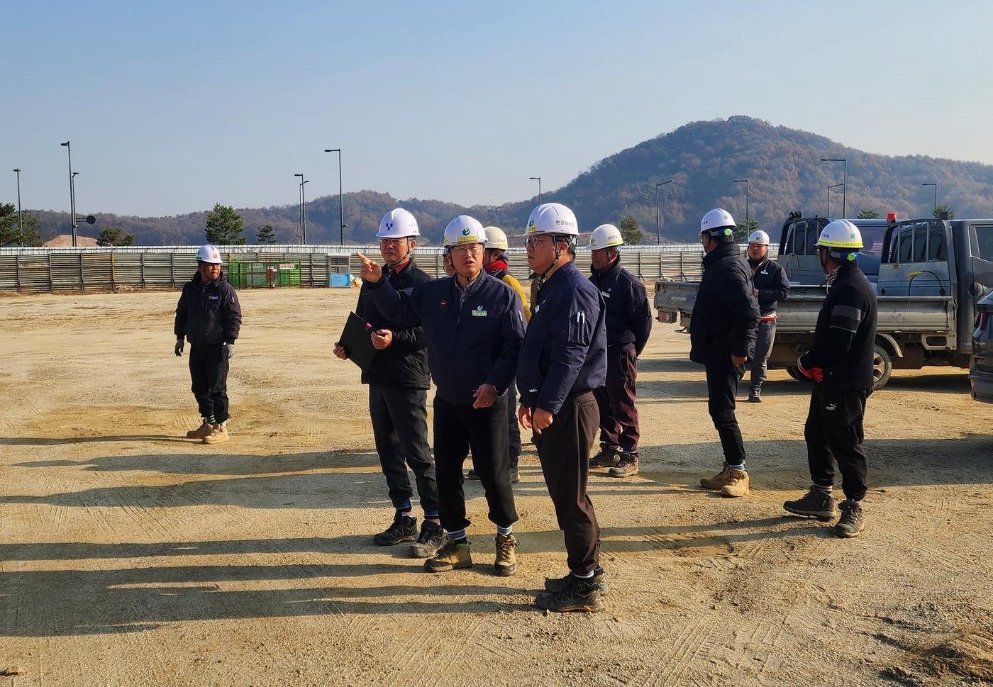 본문 이미지 - 올해의 현장소장 수상자인 대보건설(주) 최성희 소장(앞줄 오른쪽 첫번째)이 5-2생활권 조성공사 현장에서 공사진행 상황을 점검하고 있다.(행복청 제공).뉴스1ⓒ news1