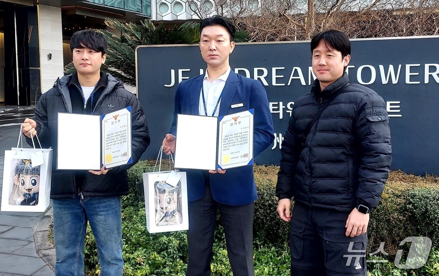 본문 이미지 - 지난 9일 제주시 노형동 제주드림타워 앞에서 직원 박성현 주임과 강지완 사원이 기념촬영을 하고 있다.(롯데관광개발 제공. 재판매 및 DB 금지)