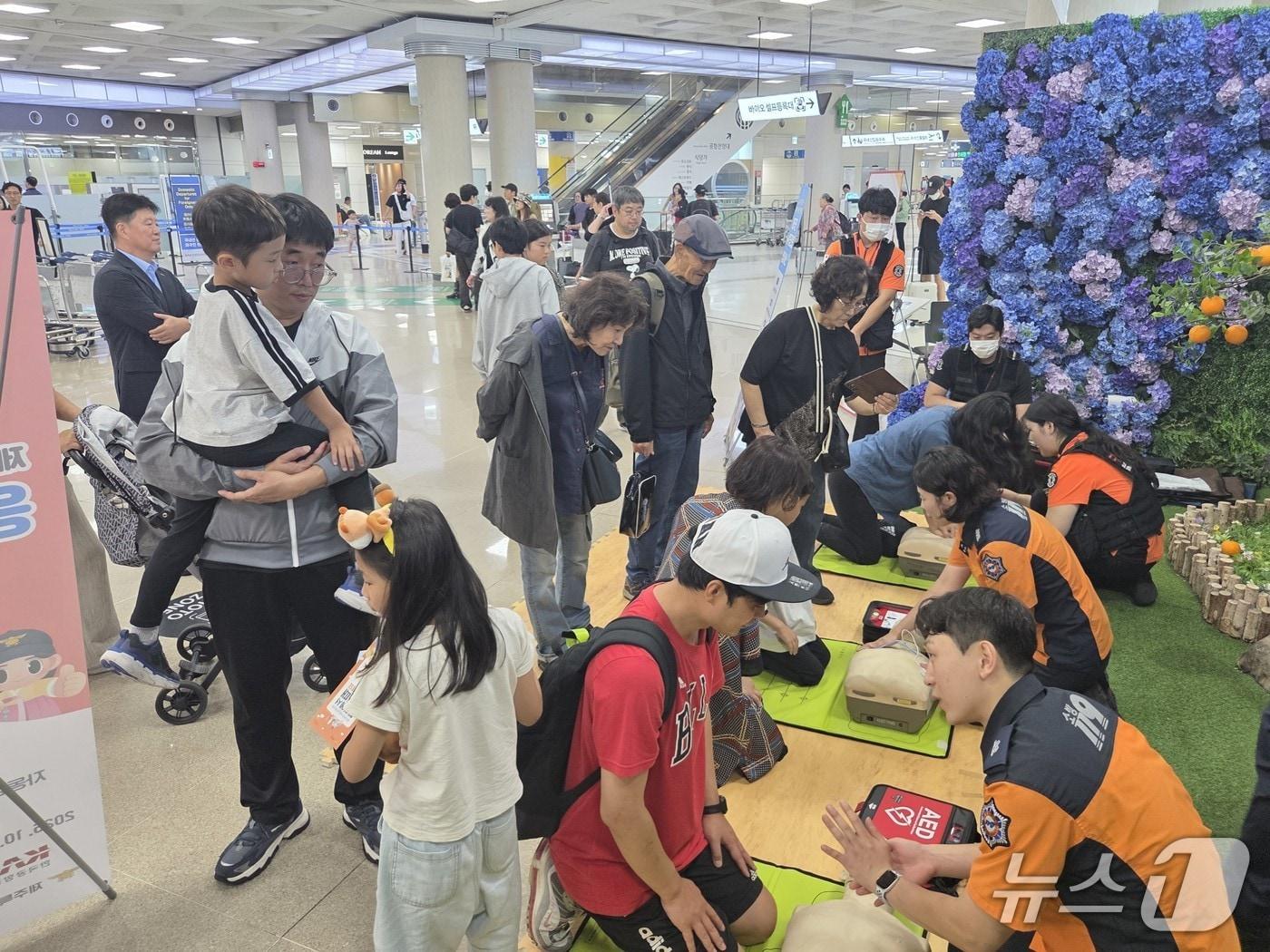 본문 이미지 - 제주국제공항 응급처치 교육(제주소방안전본부 제공. 재판매 및 DB금지)/뉴스1