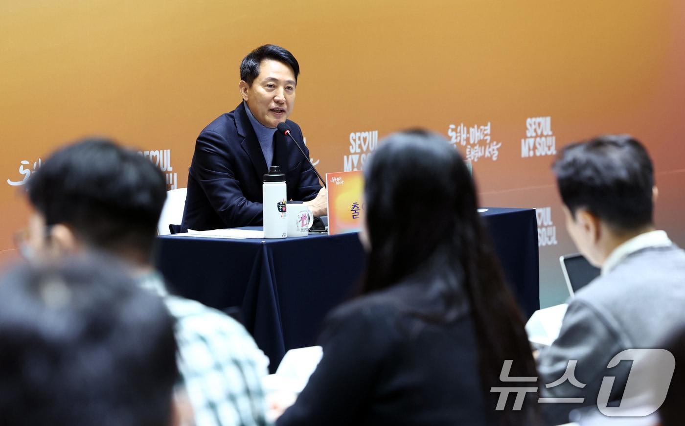 본문 이미지 - 오세훈 서울시장이 10일 서울 중구 서울시청에서 열린 출입기자단 신년 간담회에서 발언하고 있다. 2026.2.10 ⓒ 뉴스1 최지환 기자