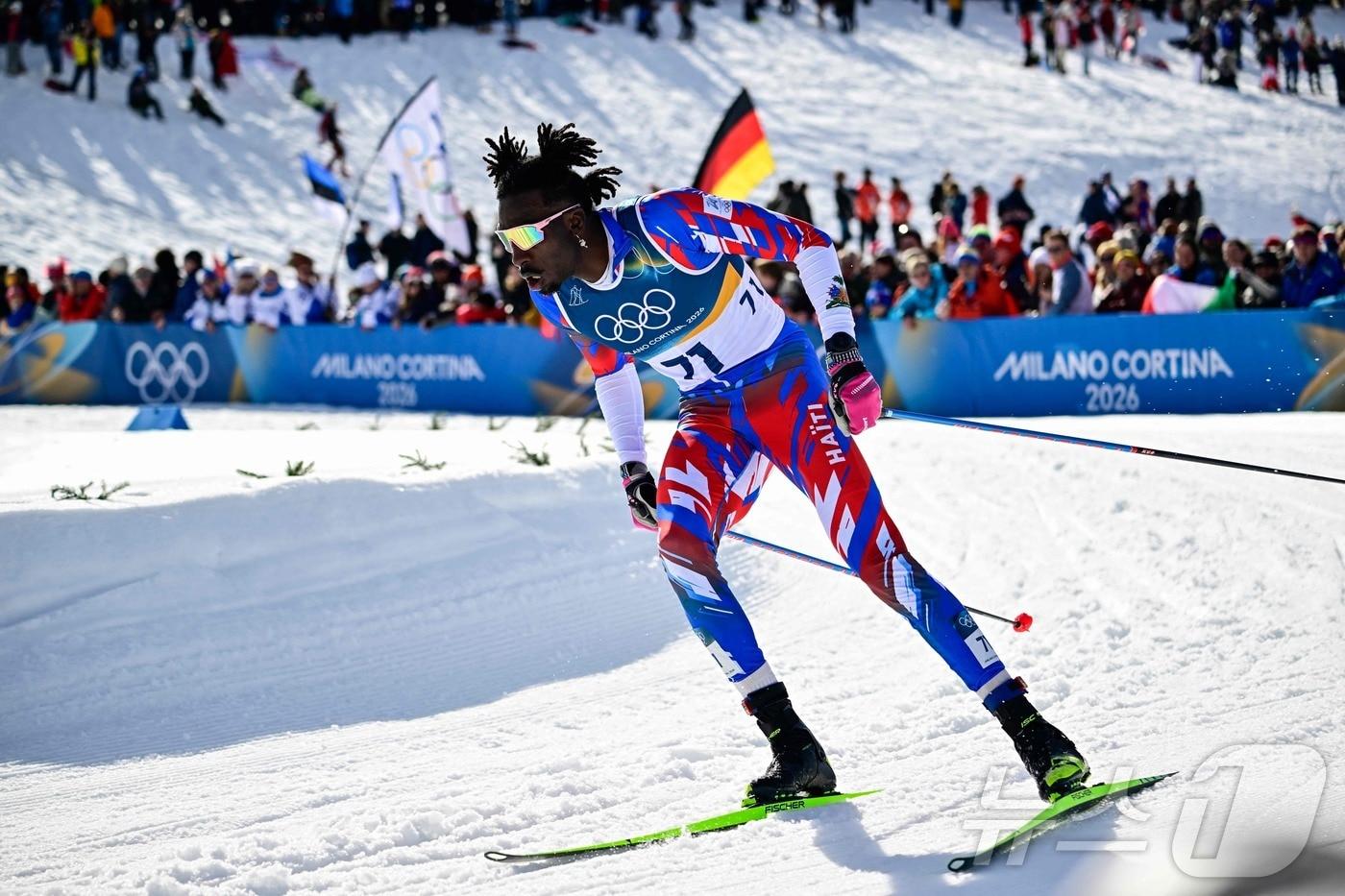 본문 이미지 - 아이티의 스티븐슨 사바트 선수가 8일(현지시각) 2026 밀라노·코르티나담페초 동계올림픽 남자 크로스컨트리 20km 스키애슬론 경기에 출전 중인 모습. ⓒ AFP=뉴스1