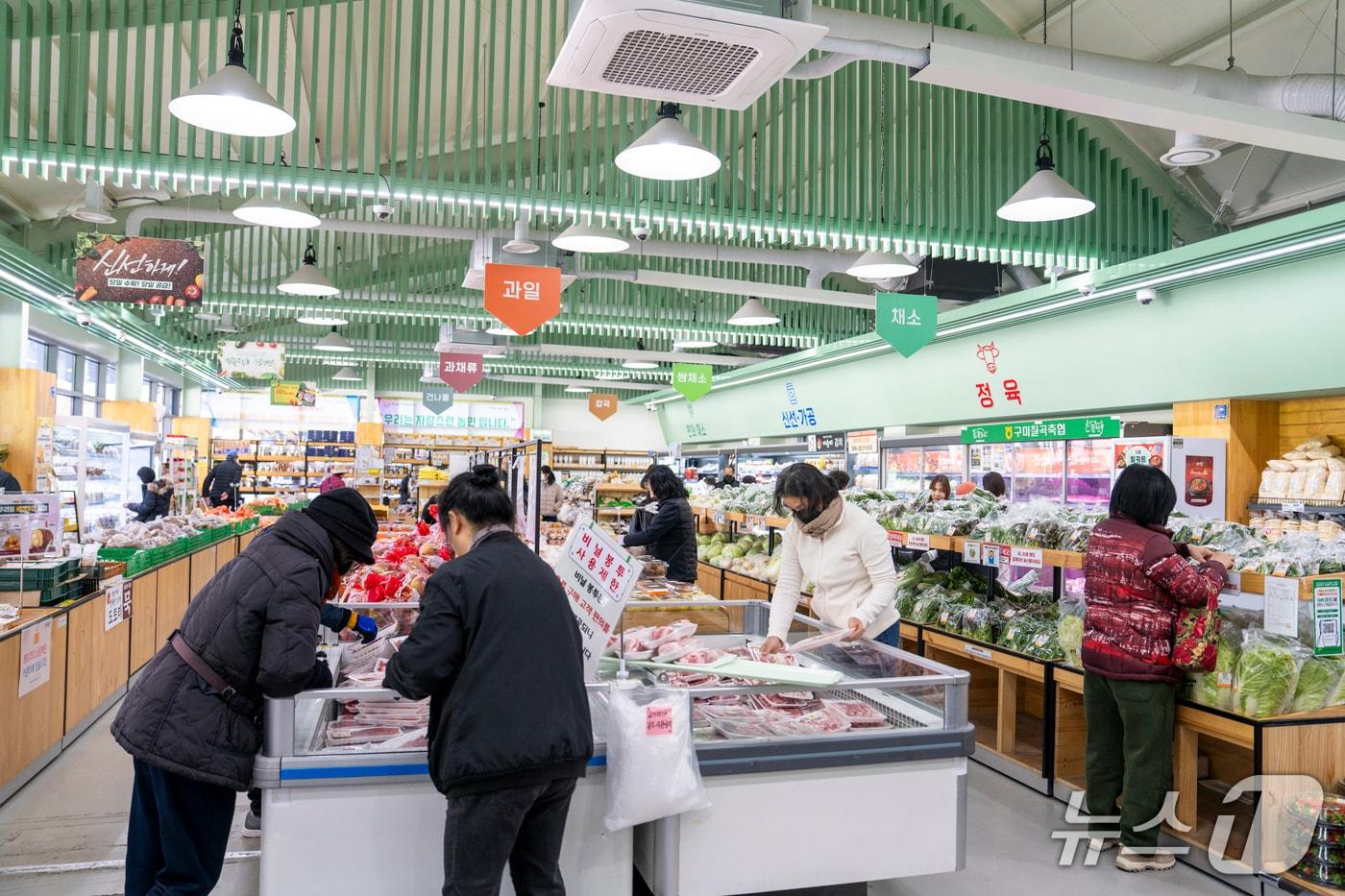 본문 이미지 - 구미시 로컬푸드 직매장이 누적 매출 152억 돌파했다. 사진은 로컬푸드 직매장 모습(구미시 제공. 재판매 및 DB금지)/뉴스1