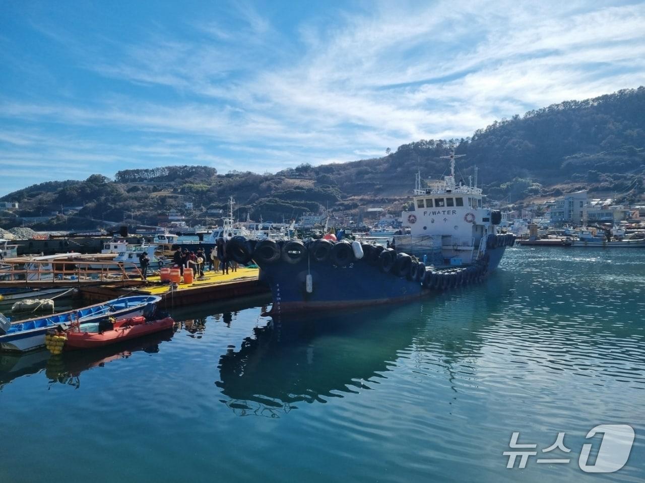본문 이미지 - 욕지도 급수선.(통영시 제공. 재판매 및 DB금지)