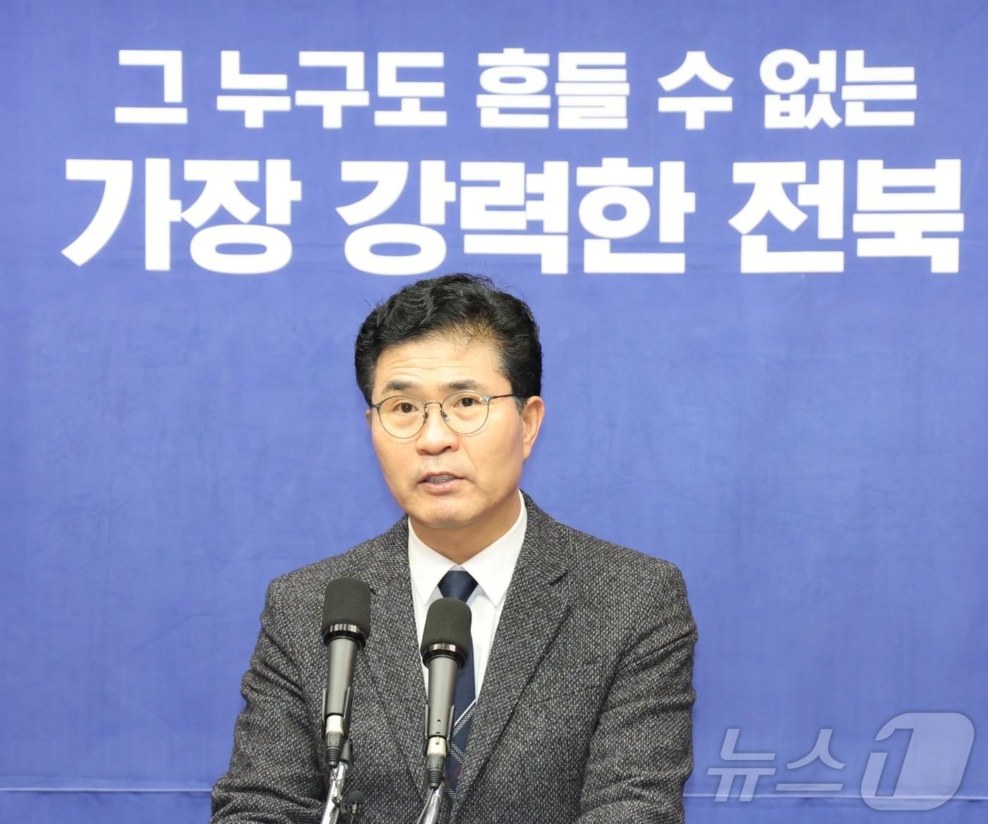 본문 이미지 - 지난 10일 이원택 더불어민주당 국회의원이 전북특별자치도의회에서 전북 현안 관련 기자회견을 열고 질의에 답변을 하고 있다. ⓒ 뉴스1 유경석 기자