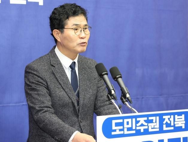 본문 이미지 - 이원택 더불어민주당 국회의원이 전북 전주시 전북특별자치도의회에서 전북 현안 관련 기자회견을 열고 질의에 답변을 하고 있다. ⓒ 뉴스1 유경석 기자