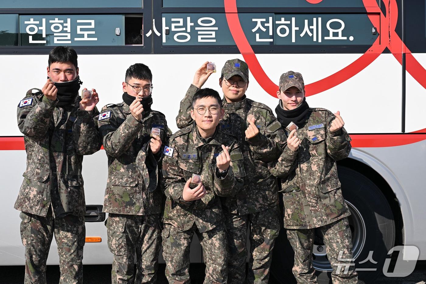 본문 이미지 - 20전비 병사들이 헌혈 후 두쫀쿠를 들고 기념사진을 찍고 있다.(20전비 제공. 재판매 및 DB금지)2026.2.10/뉴스1