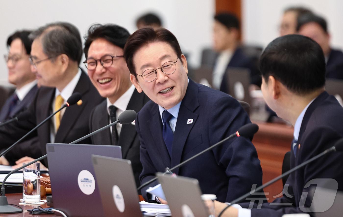 본문 이미지 - 이재명 대통령이 10일 청와대에서 열린 국무회의에서 발언을 하고 있다. 2026.2.10 ⓒ 뉴스1 허경 기자