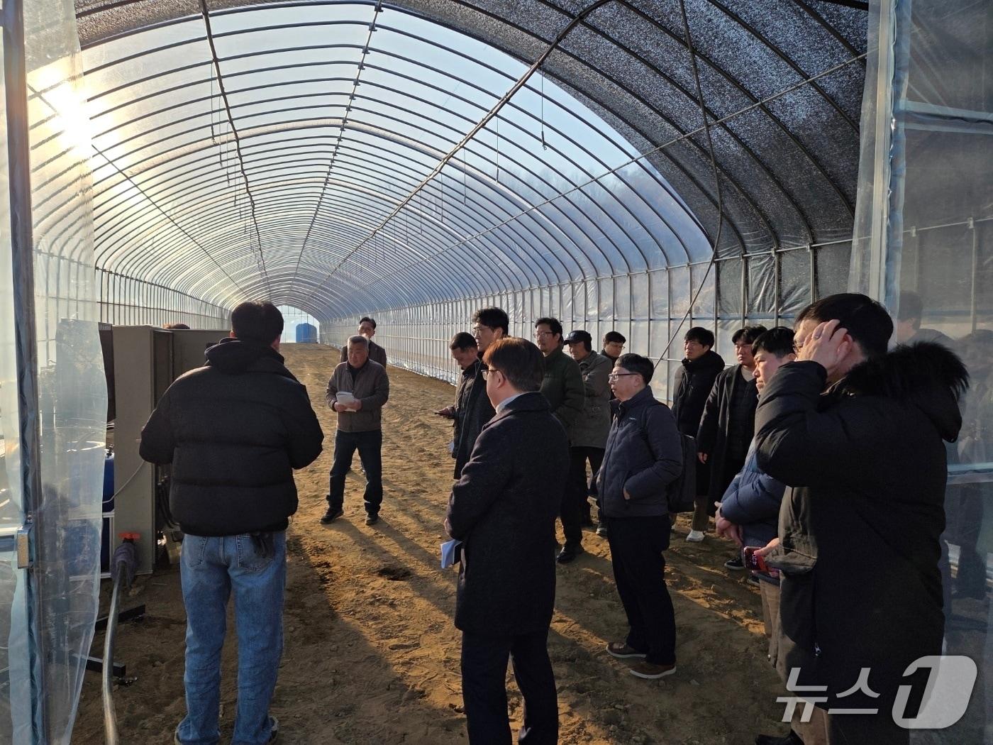 본문 이미지 - 지난 9일 연천군이 응모한 '노지 스마트농업 육성지구 공모사업'에 대해 농림축산식품부에서 현장 실사평가를 진행하고 있다. (연천군 제공 재판매 및 DB금지)