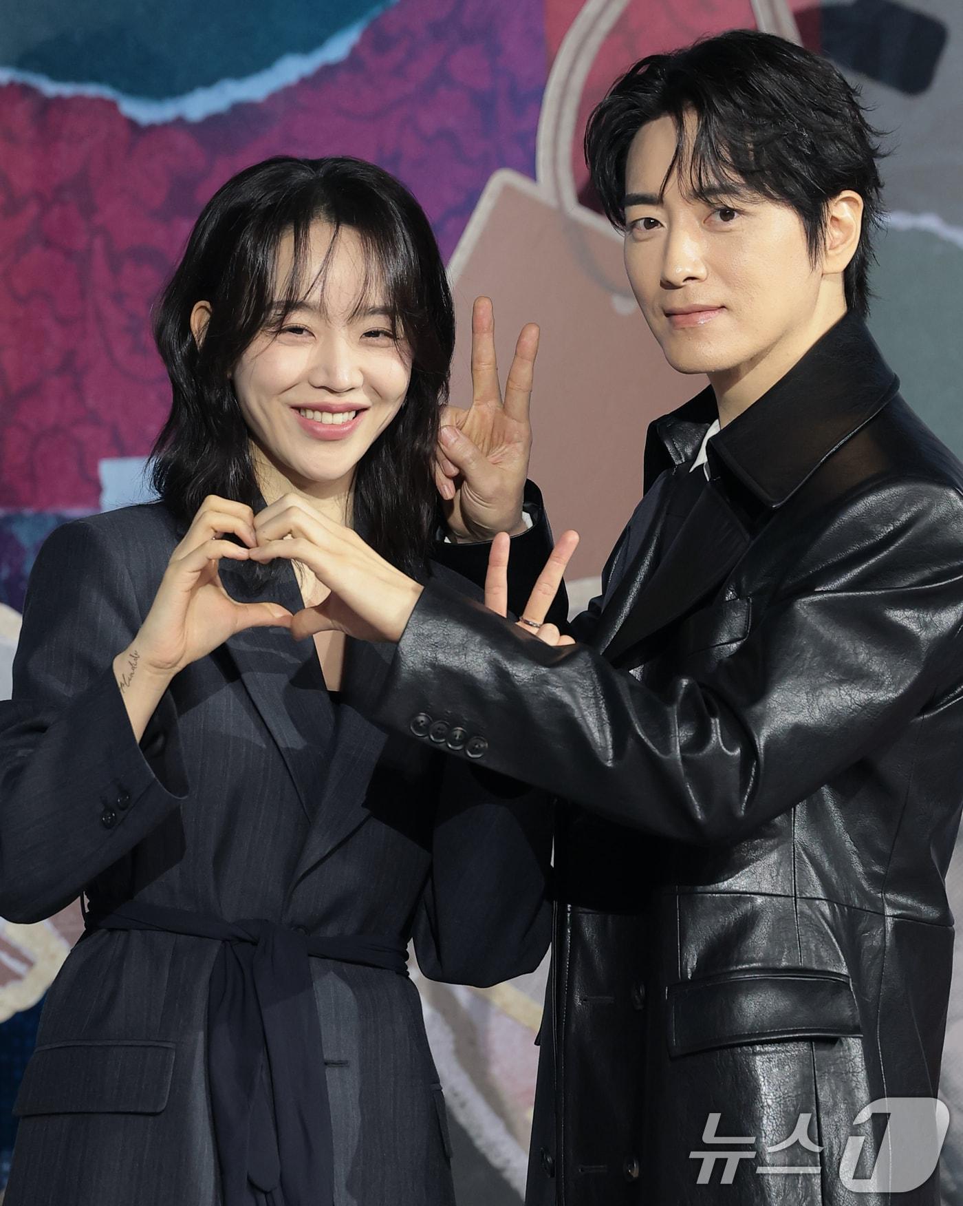 본문 이미지 - 배우 신혜선과 이준혁(오른쪽)이 10일 서울 중구 앰배서더 서울풀만호텔에서 열린 넷플릭스 시리즈 '레이디 두아' 제작발표회에서 포즈를 취하고 있다. '레이디 두아'는 가짜일지라도 명품이 되고 싶었던 여자 ‘사라킴(신혜선 분)’과 그녀의 욕망을 추적하는 형사 ‘무경(이준혁 분)’의 이야기를 그린 미스터리 스릴러다. 2026.2.10 ⓒ 뉴스1 권현진 기자