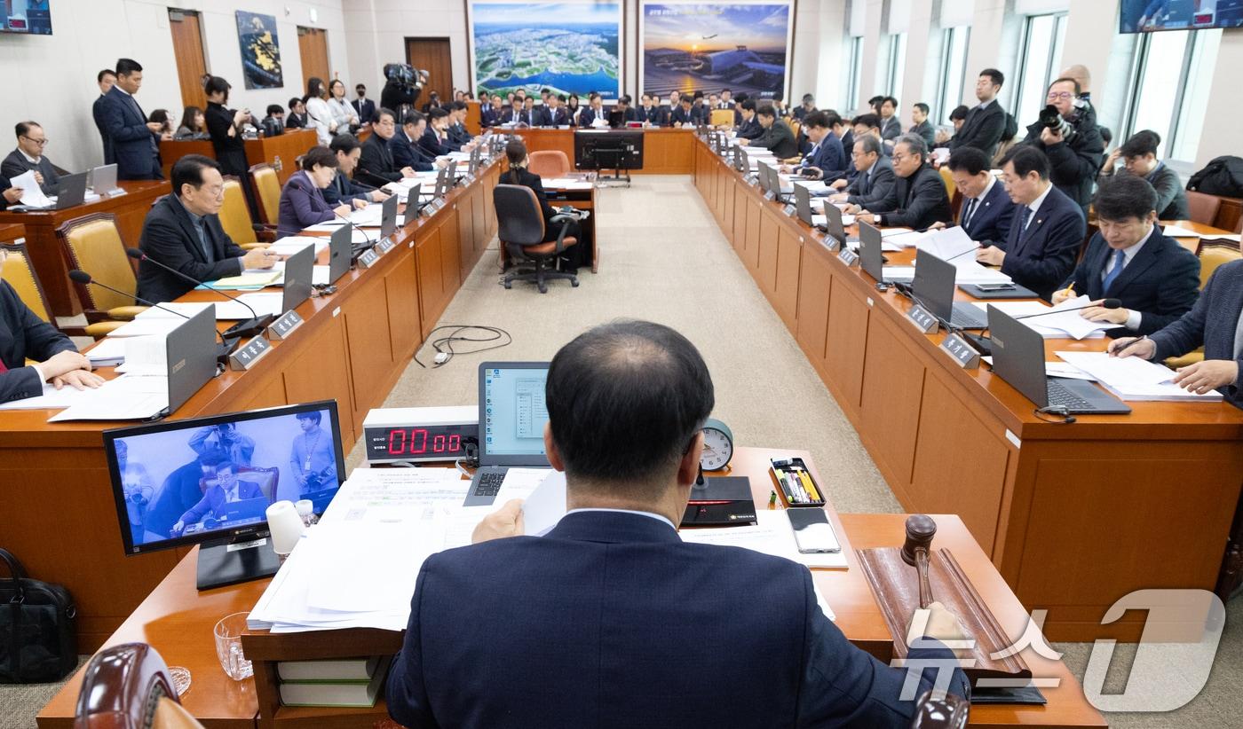 본문 이미지 - 10일 서울 여의도 국회에서 열린 제432회국회(임시회) 국토교통위원회 제1차 전체회의에서 맹성규 위원장이 의사봉을 두드리고 있다. 2026.2.10 ⓒ 뉴스1 이승배 기자