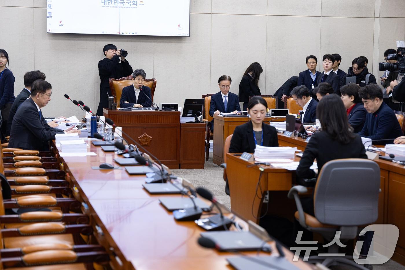 본문 이미지 - 윤건영 국회 행정안전위원회 법안심사제1소위원장이 10일 서울 여의도 국회에서 열린 제432회 국회(임시회) 행정안전위원회 제1차 법안심사제1소위원회에서 의사진행을 하고 있다. 행안위 1소위는 이날 행정구역 통합 관련 법률안을 심사한다. 2026.2.10 ⓒ 뉴스1 유승관 기자