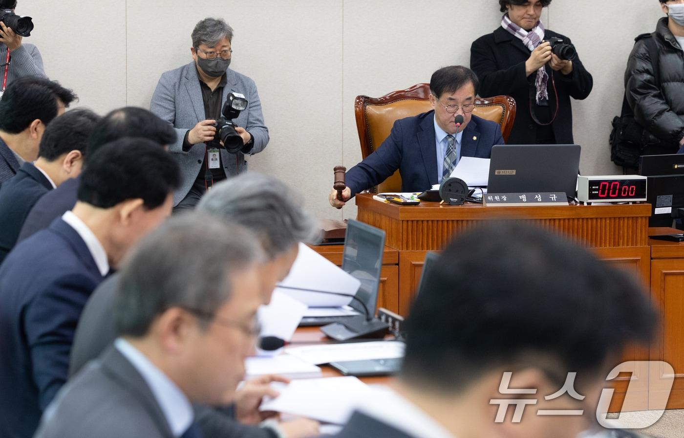 본문 이미지 - 10일 서울 여의도 국회에서 열린 제432회국회(임시회) 국토교통위원회 제1차 전체회의에서 맹성규 위원장이 의사봉을 두드리고 있다. 2026.2.10 ⓒ 뉴스1 이승배 기자