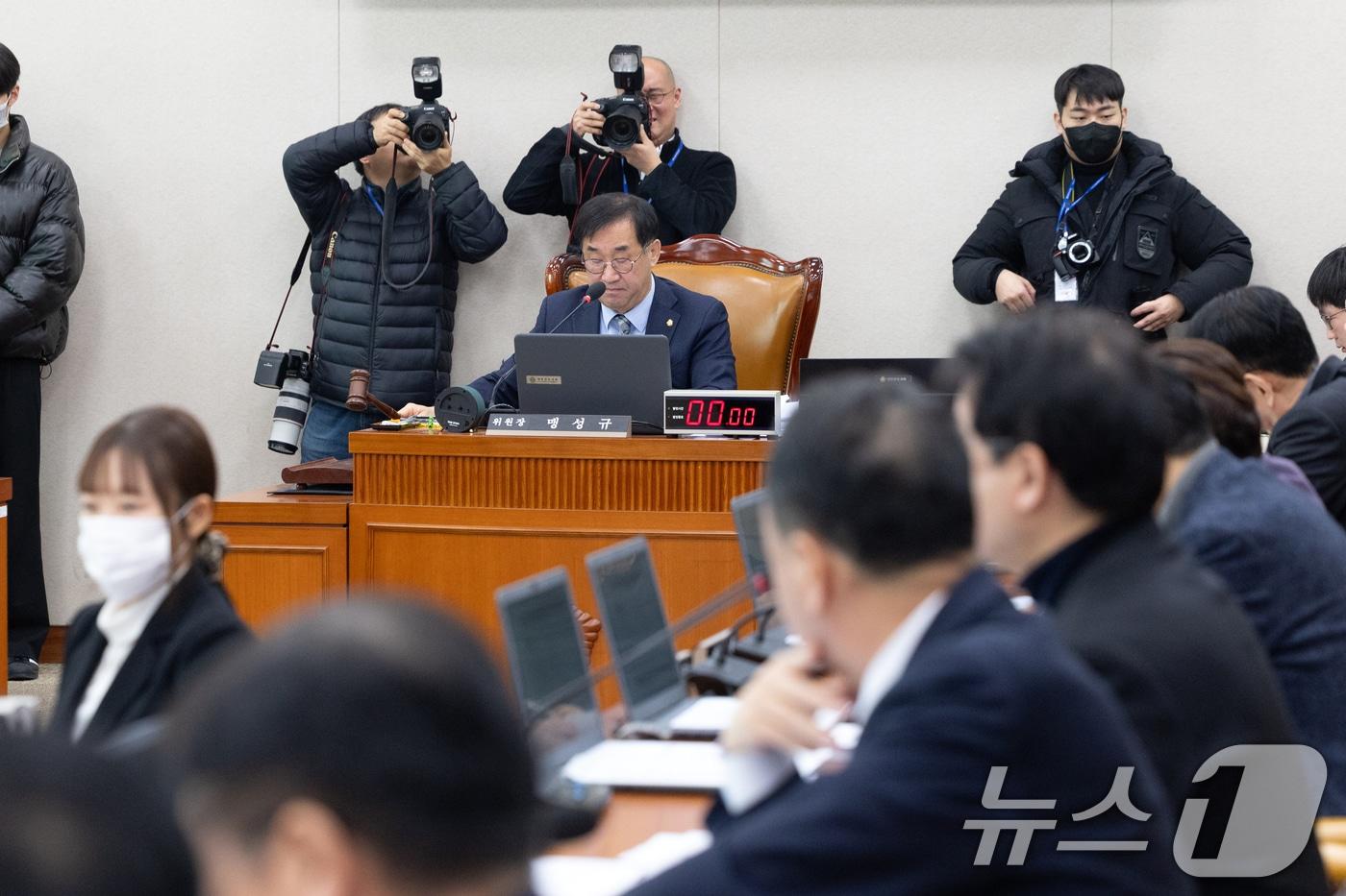 본문 이미지 - 10일 국회에서 열린 제432회국회(임시회) 국토교통위원회 제1차 전체회의에서 맹성규 위원장이 의사봉을 두드리고 있다. 2026.2.10 ⓒ 뉴스1 이승배 기자