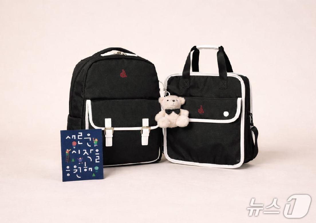 본문 이미지 - 광양제철소가 직원 자녀 중 초등생 입학 대상자에게 선물한 책가방 ( 광양제철소 제공)