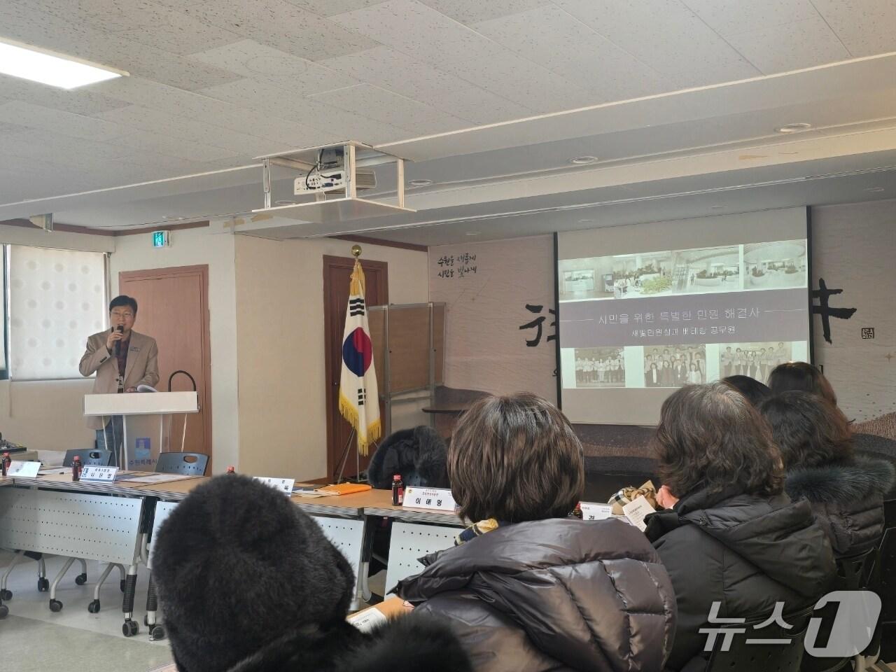 본문 이미지 - 경기 수원시 베테랑 공무원이 새빛신문고 제도를 설명하고 있다. (수원시 제공. 재판매 및 DB 금지) 2026.2.10/뉴스1 