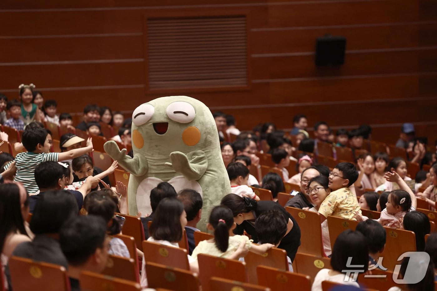 본문 이미지 - 대구 수성구의 가족 뮤지컬 '뚜비와 달빛 기사단' 공연 모습.(대구 수성문화재단 제공. 재판매 및 DB금지)
