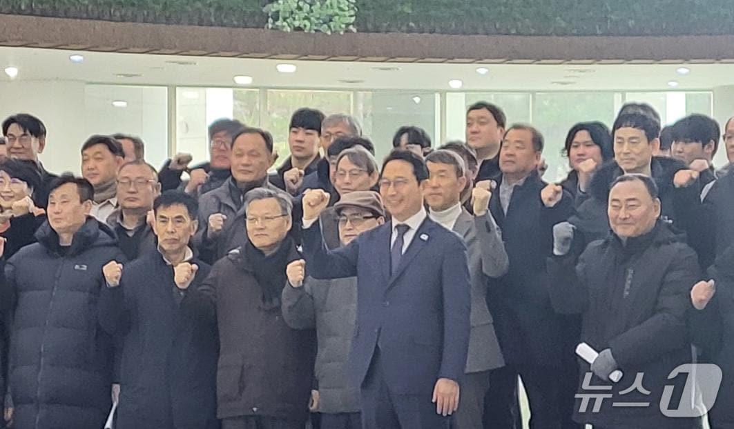 본문 이미지 - 주정봉 민주당 대전시당 부위원장이 10일 오전 시의회 1층 로비에서 서구청장 출마를 선언하고 있다. 박종명 기자 / 뉴스1