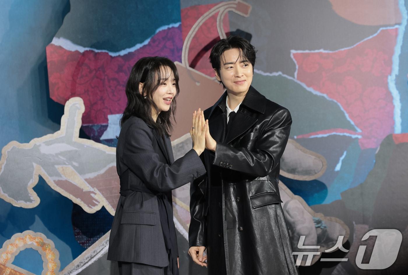 본문 이미지 - 배우 신혜선과 이준혁(오른쪽)이 10일 서울 중구 앰배서더 서울풀만호텔에서 열린 넷플릭스 시리즈 '레이디 두아' 제작발표회에서 포즈를 취하고 있다. '레이디 두아'는 가짜일지라도 명품이 되고 싶었던 여자 ‘사라킴(신혜선 분)’과 그녀의 욕망을 추적하는 형사 ‘무경(이준혁 분)’의 이야기를 그린 미스터리 스릴러다. 2026.2.10 ⓒ 뉴스1 권현진 기자