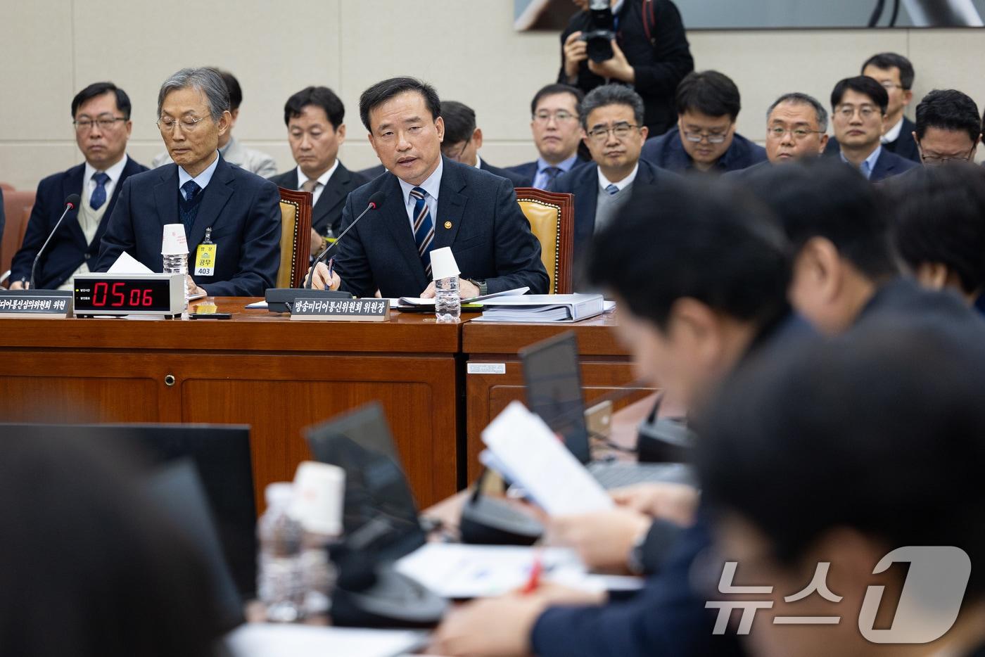 본문 이미지 - 김종철 방송미디어통신위원장이 10일 서울 여의도 국회에서 열린 제432회 국회(임시회) 과학기술정보방송통신위원회 제1차 전체회의에서 의원 질의에 답하고 있다. 2026.2.10 ⓒ 뉴스1 유승관 기자