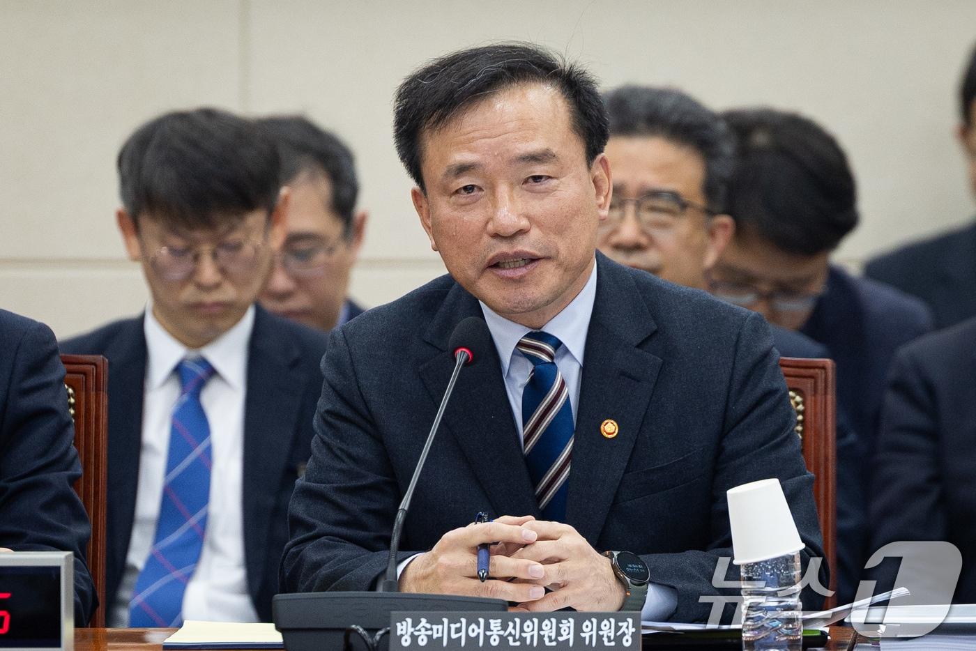 본문 이미지 - 김종철 방송미디어통신위원장이 10일 서울 여의도 국회에서 열린 제432회 국회(임시회) 과학기술정보방송통신위원회 제1차 전체회의에서 의원 질의에 답하고 있다. 2026.2.10 ⓒ 뉴스1 유승관 기자