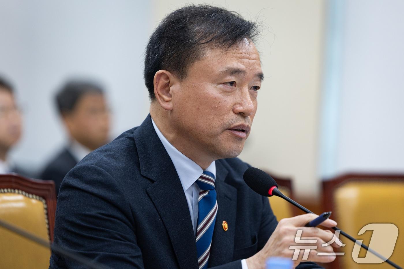본문 이미지 - 김종철 방송미디어통신위원장이 10일 서울 여의도 국회에서 열린 제432회 국회(임시회) 과학기술정보방송통신위원회 제1차 전체회의에서 의원 질의에 답하고 있다. 2026.2.10 ⓒ 뉴스1 유승관 기자