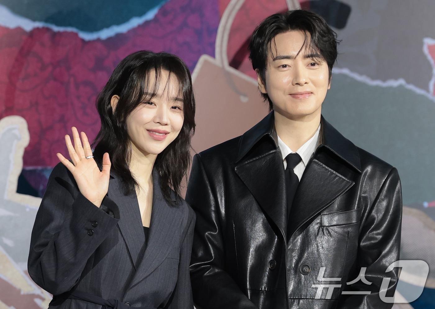 본문 이미지 - 배우 신혜선과 이준혁(오른쪽)이 10일 서울 중구 앰배서더 서울풀만호텔에서 열린 넷플릭스 시리즈 '레이디 두아' 제작발표회에서 포즈를 취하고 있다. '레이디 두아'는 가짜일지라도 명품이 되고 싶었던 여자 ‘사라킴(신혜선 분)’과 그녀의 욕망을 추적하는 형사 ‘무경(이준혁 분)’의 이야기를 그린 미스터리 스릴러다. 2026.2.10 ⓒ 뉴스1 권현진 기자