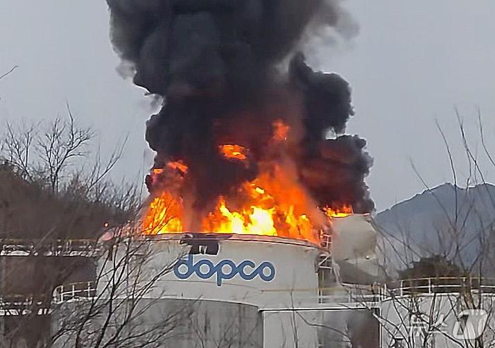 본문 이미지 - 10일 오전 7시47분쯤 경북 경산시 하양읍 대한송유관공사 영남지사 경산저유소의 옥외탱크저장소에서 폭발과 함께 불이 치솟고 있다. (독자 제공 영상 캡처. 재판매 및 DB 금지) 2026.2.10 ⓒ 뉴스1 공정식 기자
