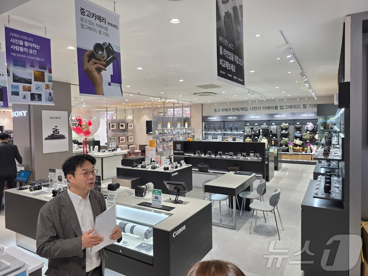 본문 이미지 - 롯데하이마트 잠실점 리뉴얼. 김보경 상품본부장이 취재진에게 매장 구성을 설명하고 있다. ⓒ 뉴스1 이형진 기자