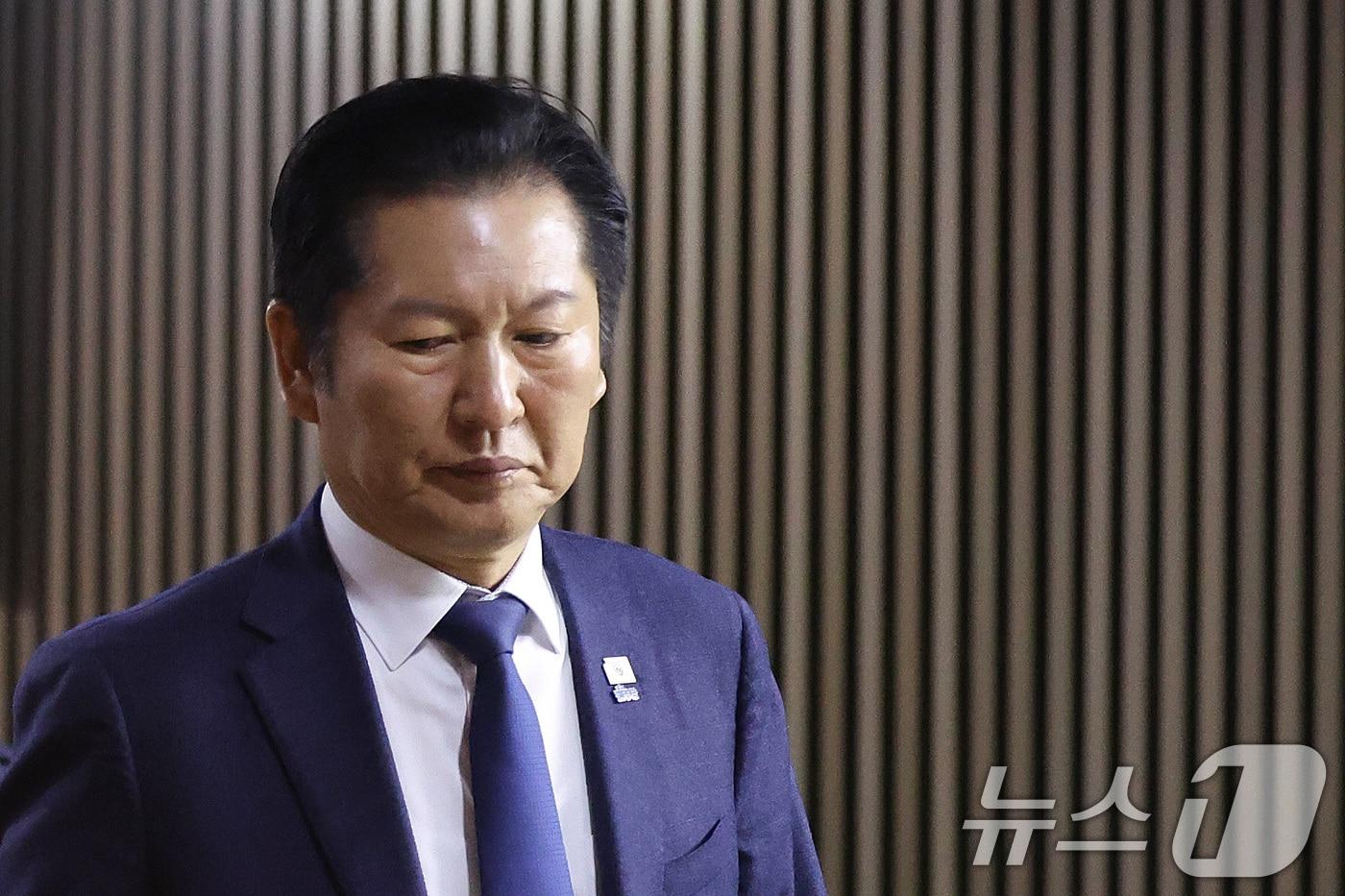 본문 이미지 - 정청래 더불어민주당 대표가 10일 서울 여의도 국회에서 열린 비공개 의원총회에서 잠시 이석하고 있다. 2026.2.10 ⓒ 뉴스1 신웅수 기자