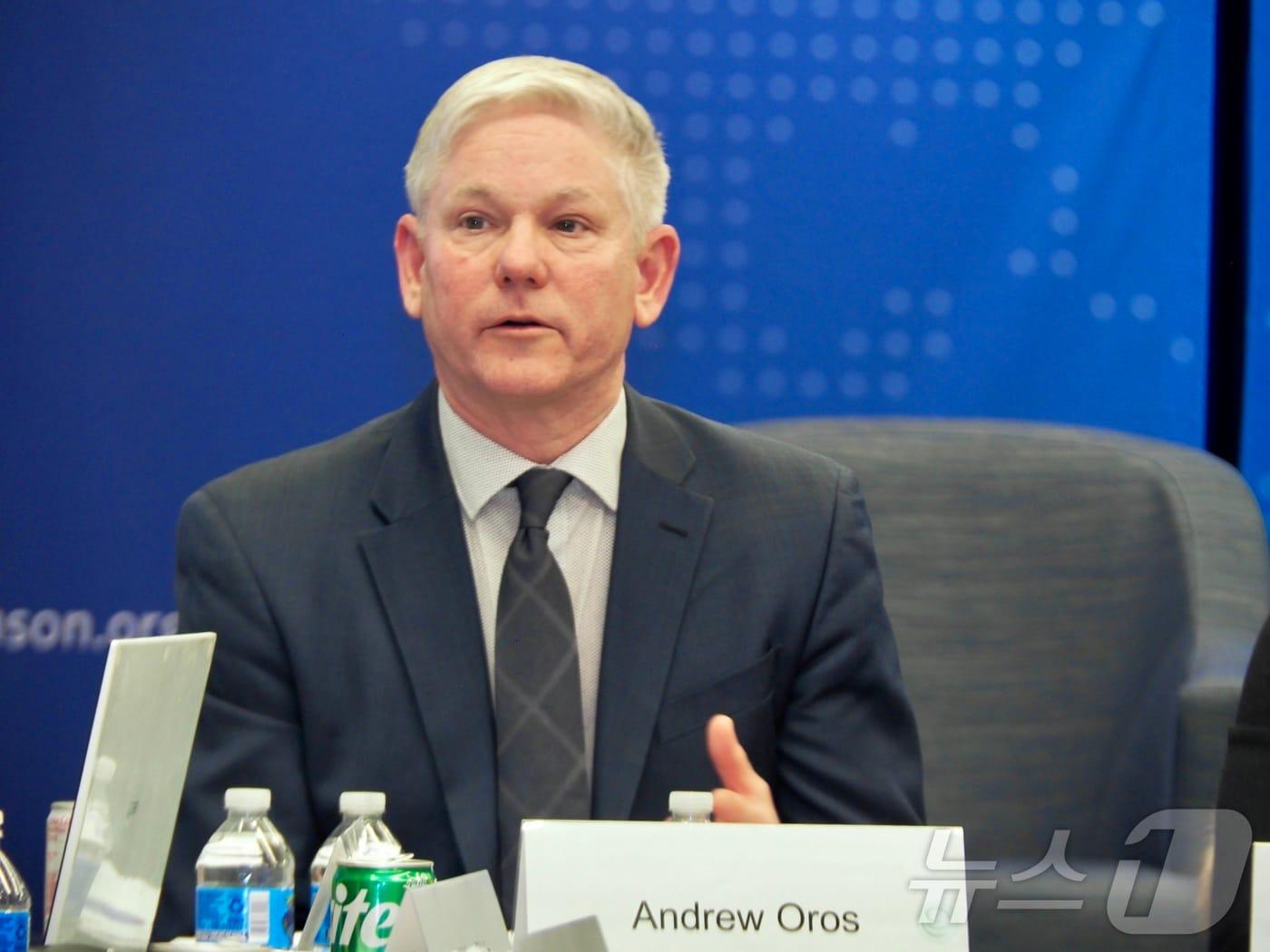 본문 이미지 - 미국 싱크탱크 스팀슨센터의 앤드루 오로스 일본 프로그램 국장이 9일(현지시간) 워싱턴DC에서 열린 한국 특파원단과의 간담회에서 발언하고 있다.(워싱턴 특파원단) ⓒ 뉴스1 류정민 특파원