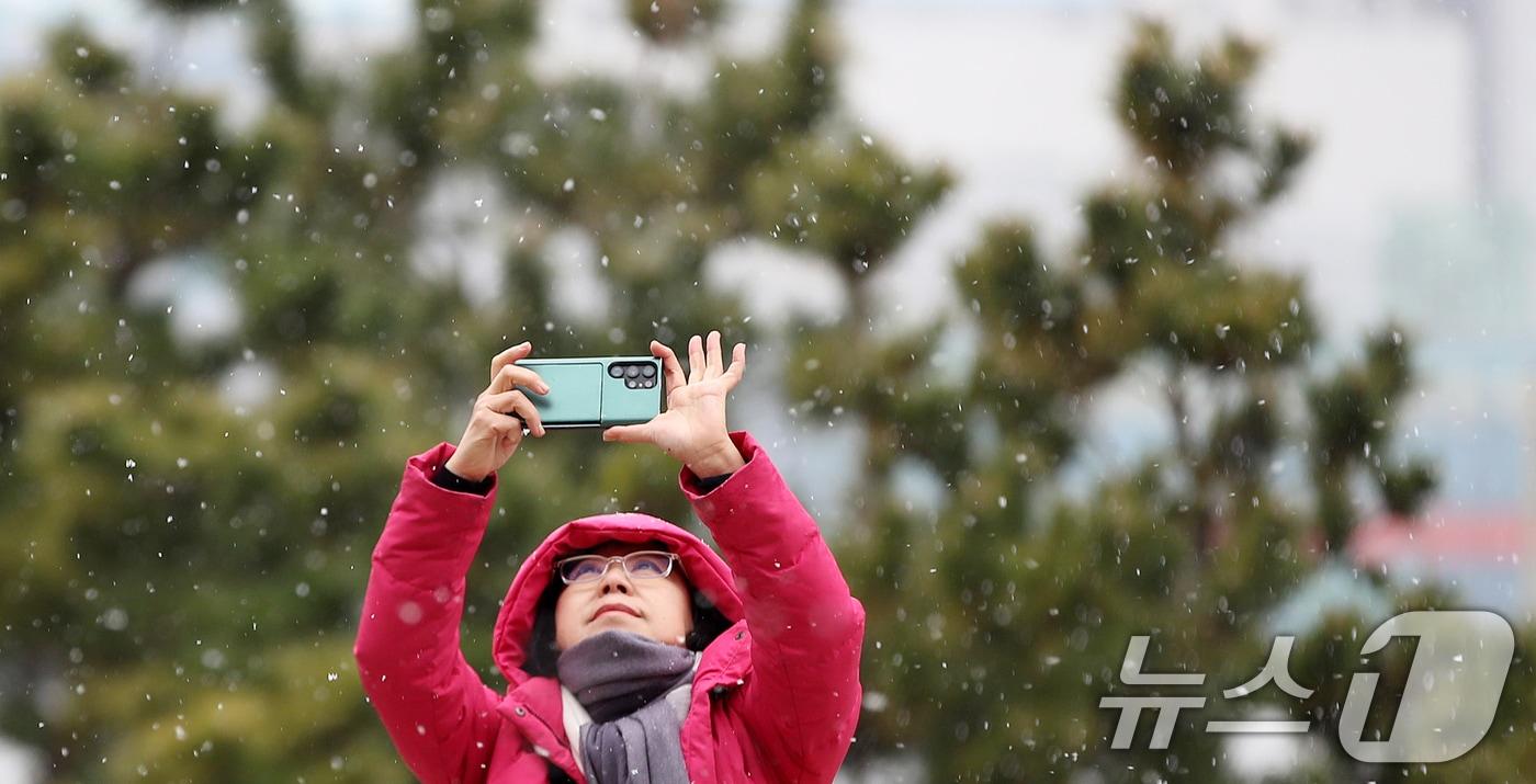본문 이미지 - 부산지역에 눈이 내린 10일 부산 동구 부산항여객터미널에서 시민이 눈을 감상하고 있다. 2026.2.10 ⓒ 뉴스1 윤일지 기자