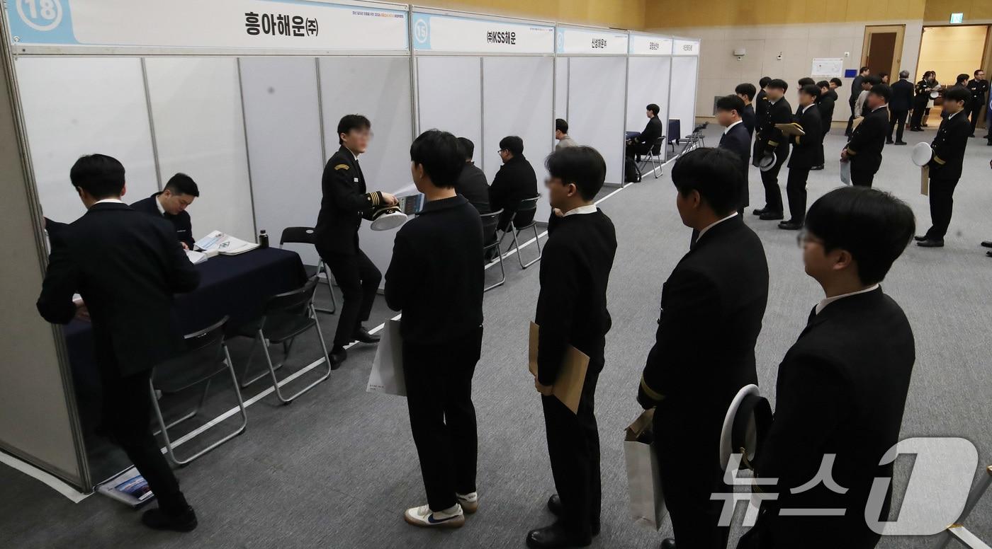 본문 이미지 - 부산 동구 부산항국제전시컨벤션센터에서 열린 '2026 해운선사 해기사 취업박람회'. 2026.2.10 ⓒ 뉴스1 윤일지 기자