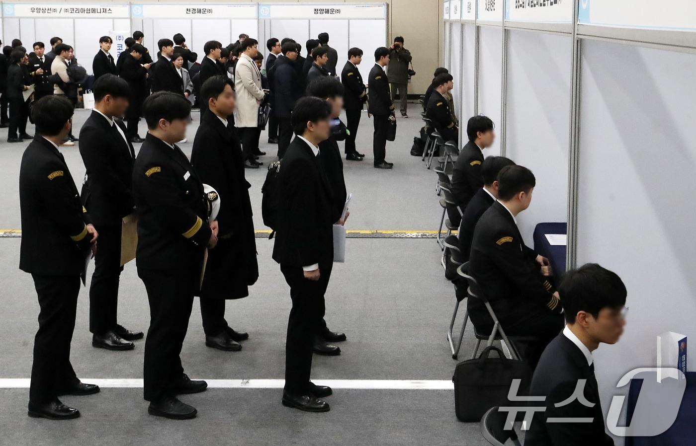 본문 이미지 - 10일 부산 동구 부산항국제전시컨벤션센터에서 열린 '2026 해운선사 해기사 취업박람회'에서 구직자들이 면접을 보기 위해 줄지어 서 있다.(자료사진) 2026.2.10 ⓒ 뉴스1 윤일지 기자