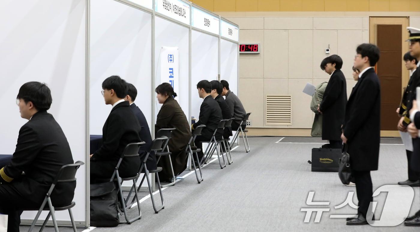 본문 이미지 - 지난 2월 부산 동구 부산항국제전시컨벤션센터에서 열린 '2026 해운선사 해기사 취업박람회'에서 구직자들이 면접을 보고 있다. (사진은 기사 내용과 무관함)ⓒ 뉴스1 윤일지 기자