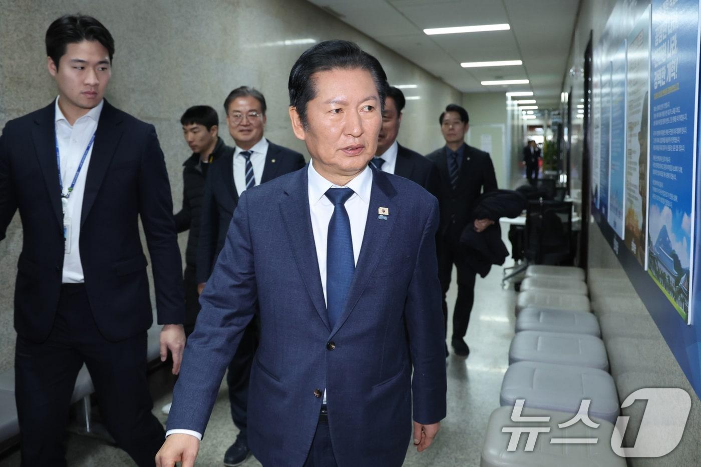 본문 이미지 - 정청래 더불어민주당 대표가 10일 서울 여의도 국회에서 더불어민주당 비공개 의원총회를 마친 후 당대표실로 들어서고 있다. 2026.2.10 ⓒ 뉴스1 신웅수 기자