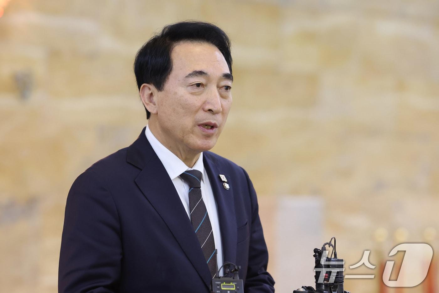 본문 이미지 - 박수현 더불어민주당 대변인이 10일 서울 여의도 국회에서 더불어민주당 비공개 의원총회를 마친 후 회의 결과를 브리핑 하고 있다. 2026.2.10 ⓒ 뉴스1 신웅수 기자