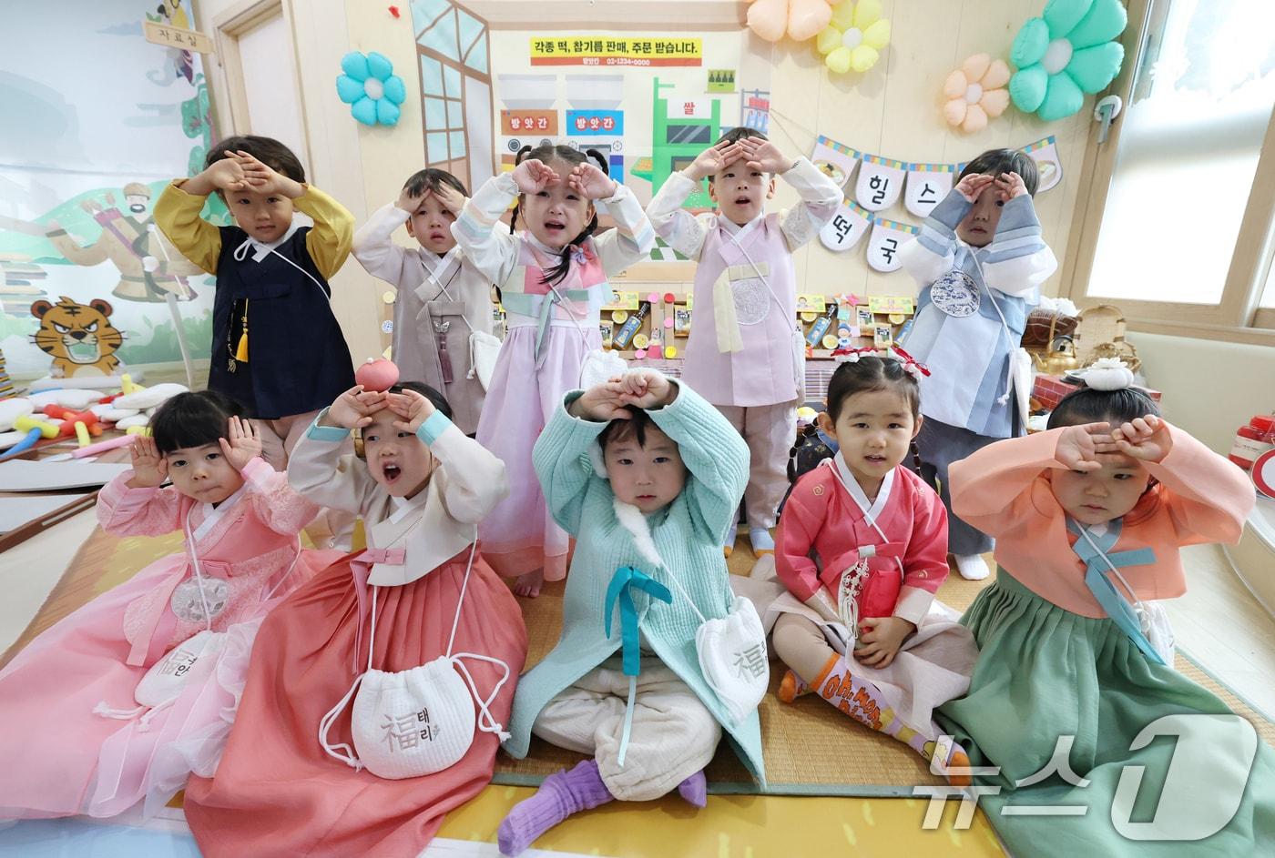 본문 이미지 - 민족 대명절 설을 일주일 앞둔 10일 경기 수원시 영통구 시립힐스광교어린이집에서 아이들이 세배하는 법을 배우고 있다. 2026.2.10 ⓒ 뉴스1 김영운 기자