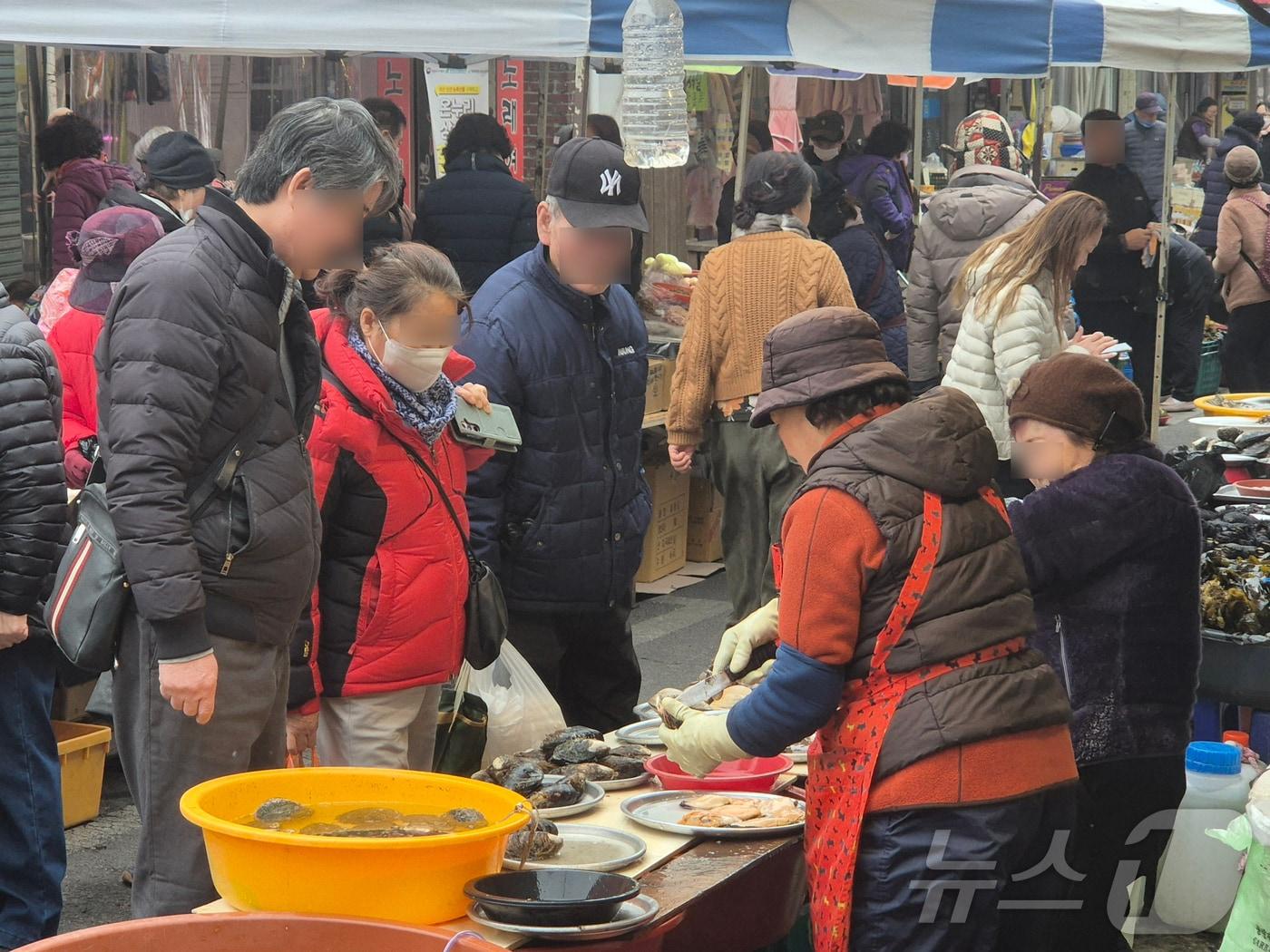 본문 이미지 - 10일 울산 중구 태화시장에서 시민들이 수산물을 구매하고 있다.2026.2.10 ⓒ 뉴스1 박정현 기자