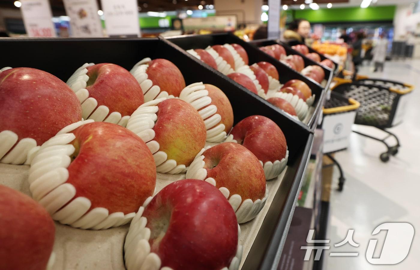 본문 이미지 - 설 명절 연휴를 앞둔 10일 서울 시내의 한 대형마트에서 고객들이 설 선물세트를 구매하고 있다. 2026.2.10 ⓒ 뉴스1 오대일 기자