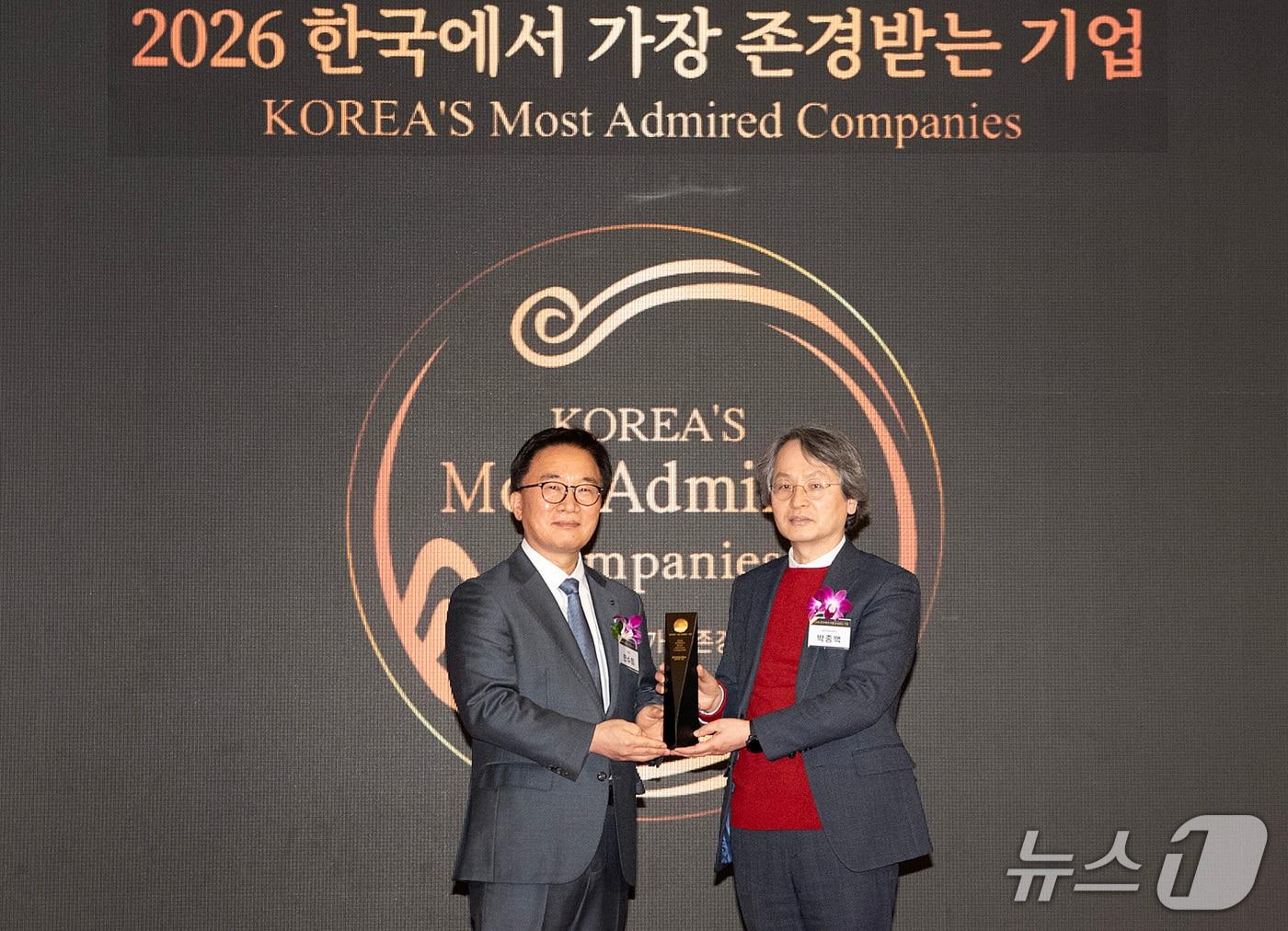 본문 이미지 - 10일 서울 여의도 콘래드호텔에서 열린 한국능률협회컨설팅(KMAC) 주관 '2026년 한국에서 가장 존경받는 기업' 인증식에서 박종백 영진전문대 부총장(오른쪽)이 한수희 KMAC 대표이사로부터 전문대학 부문 1위 인증패를 받고 있다.(영진전문대 제공. 재판매 및 DB 금지)