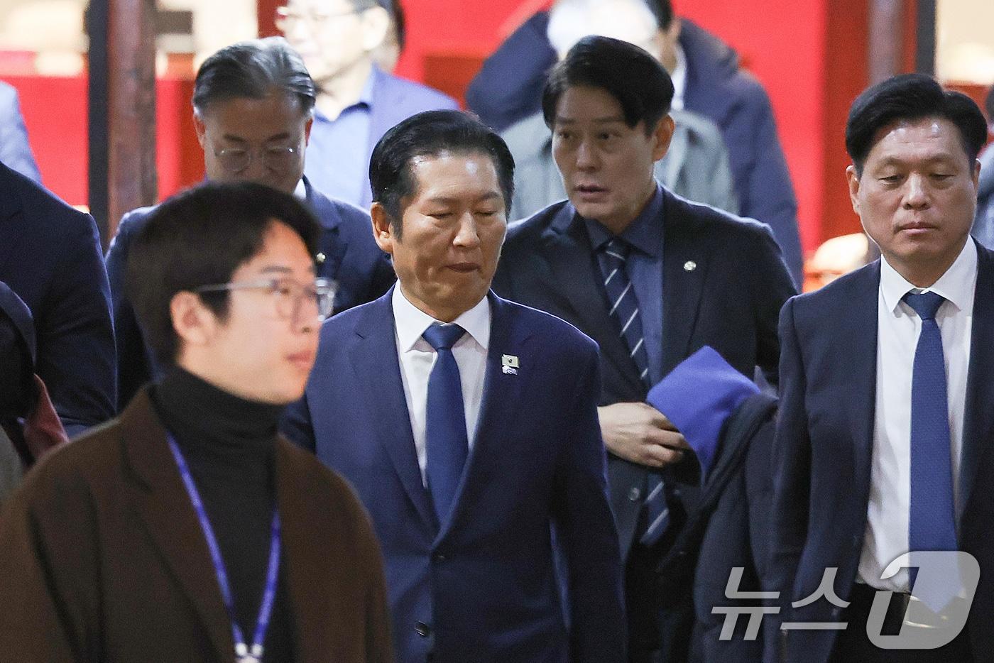 본문 이미지 - 정청래 더불어민주당 대표가 10일 서울 여의도 국회에서 더불어민주당 비공개 의원총회를 마친 후 회의장을 나서고 있다. 2026.2.10 ⓒ 뉴스1 신웅수 기자