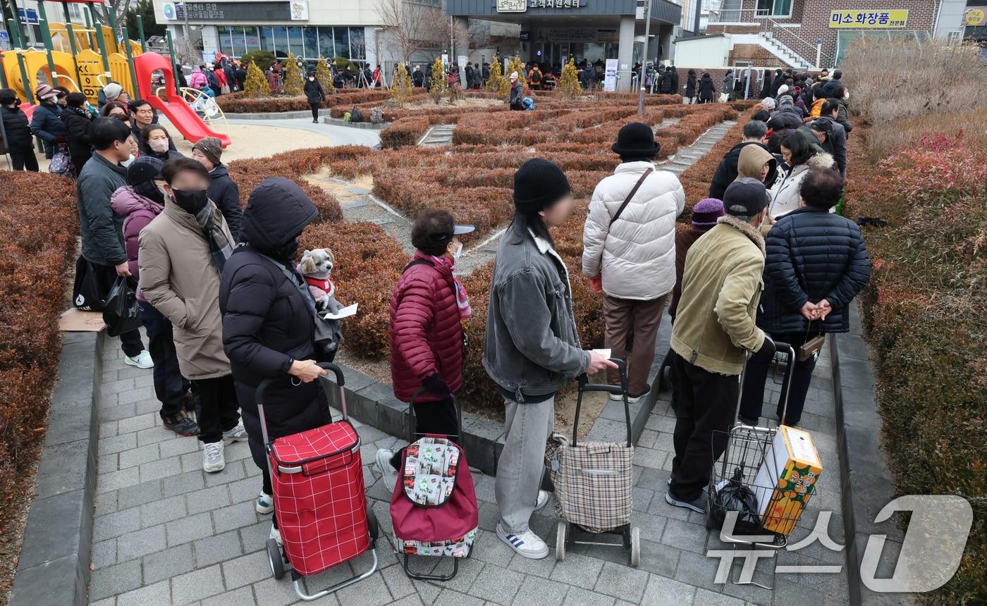 본문 이미지 - 설 명절을 맞아 '전통시장 온누리상품권 환급행사'가 시작된 10일 대전 서구 도마시장에서 고객들이 환급을 받기 위해 차례를 기다리고 있다.  2026.2.10 ⓒ 뉴스1 김기태 기자