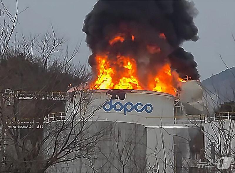 본문 이미지 - 10일 오전 7시 47분쯤 경북 경산시 하양읍 대한송유관공사 영남지사 경산저유소 옥외탱크저장소에서 폭발과 함께 불길이 치솟고 있다. (독자 제공 영상 캡처. 재판매 및 DB 금지) 2026.2.10 ⓒ 뉴스1 공정식 기자