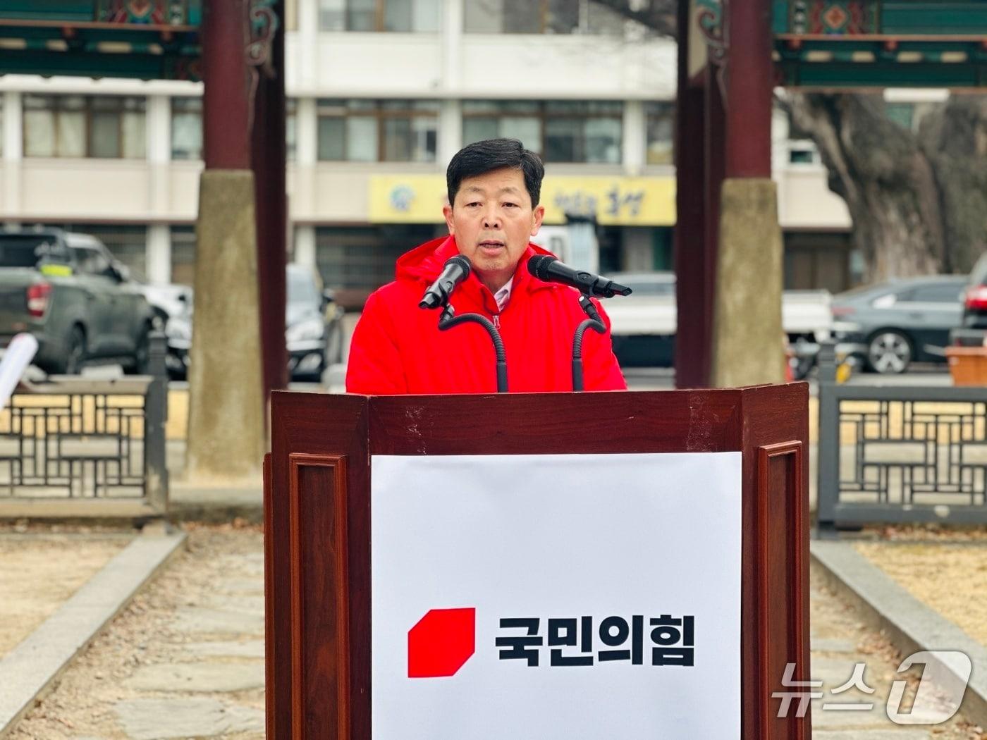 본문 이미지 - 박정주 전 충남도 행정부지사가 10일 홍성군청 홍주아문 앞에서 6·3 지방선거 홍성군수 출마 기자회견을 하고 있다. 2026.2.10 / 뉴스1 